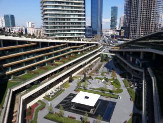 On around 10,000 m² Istanbul gains a green square in the midst of the new shopping and leisure zone. Bird's eye view on the shopping and leisure zone